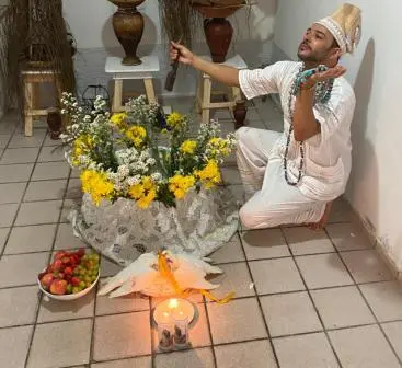Pai Mateus da Bahia realizando oferenda para amarração amorosa em Recife — Ritual de união de casais com Pai de Santo especialista.