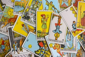 Consulta de Cartas e Tarô com Pai Mateus da Bahia — Pai de Santo em Recife especialista em previsões e orientações espirituais.