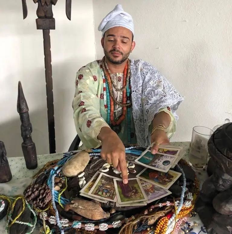 Pai Mateus da Bahia realizando consulta de cartas de tarô em Recife — Pai de Santo especialista em previsões e orientações espirituais.